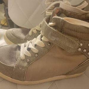 Guess womens size 7.5 rare wedge spiked tan hipster sneakers, 2 inch height lift